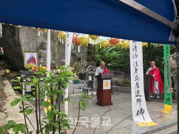 열반 22주기 추모다례재에서 문도 스님이 충담당 원상 스님의 행장을 소개하고 있다.