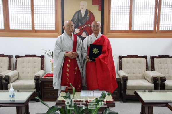 총무원장 호명 스님이 춘천 석왕사 주지 임명장을 호성 스님에게 수여하고 기념사진을 찍고 있다.