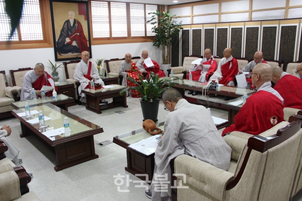 지난 7월 27일 제27차 종무회의에서 총무원장 호명 스님이 회의를 주재하고 있다.