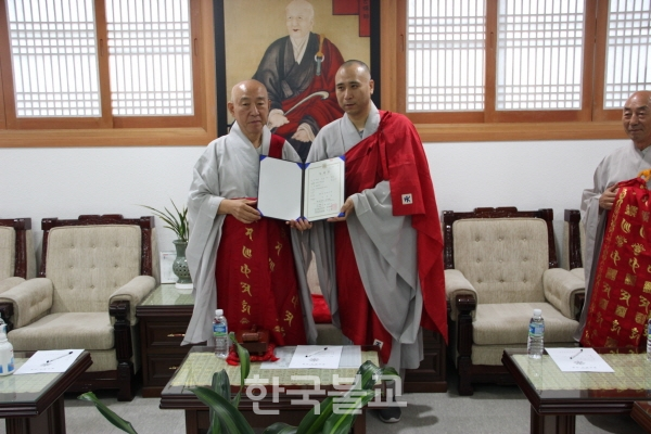 총무원장 호명 스님으로부터 임명장을 받은 문화국장 지준 스님이 기념사진을 찍고 있다.