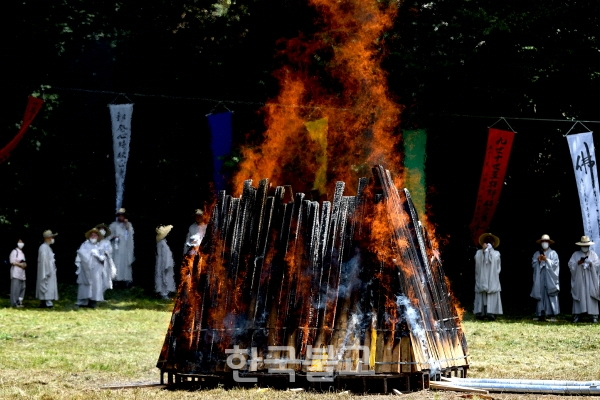 혜초 대종사의 법구가 안치된 연화대 장작더미에 불이 활활 타오르고 있다.