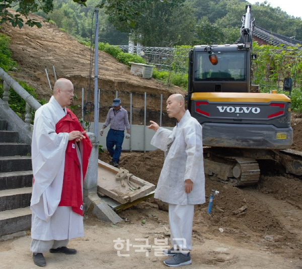 광주 전남교구 종무원장 월인 스님이 집중호우로 인한 피해사찰을 방문해 복구대책을 논의했다.