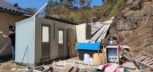 장마와 태풍으로 피해가 발생한 강원동부교구 소속 한 사찰에서 복구작업을 벌이고 있다.