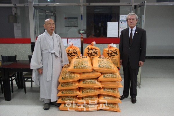 배석영 전국신도회장이 총무원 대중공양에 써달라며 햇쌀 4백kg을 총무원장 호명 스님에게 전달하고 있다.