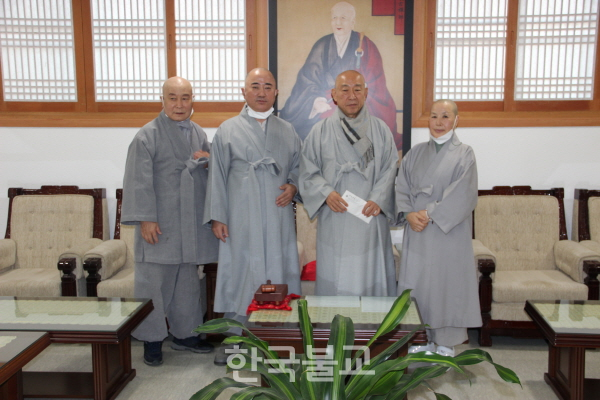 서울북부교구종무원 소임자들이 성금을 전달한 후 기념사진을 찍고 있다. 사진 왼쪽부터 총무국장 혜조 스님, 육화 스님, 총무원장 호명 스님, 사회국장 선오 스님.