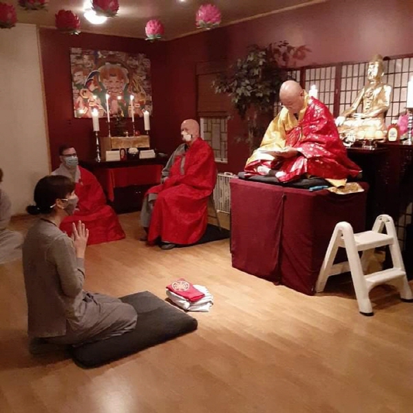 종매 스님이 전법사 수계식을 진행하고 있다.