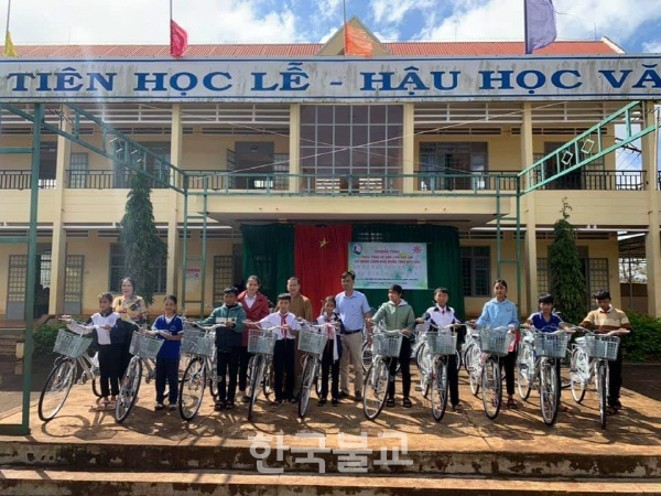 자전거를 받은 베트남 현지 학생들이 기념사진을 찍고 있다.