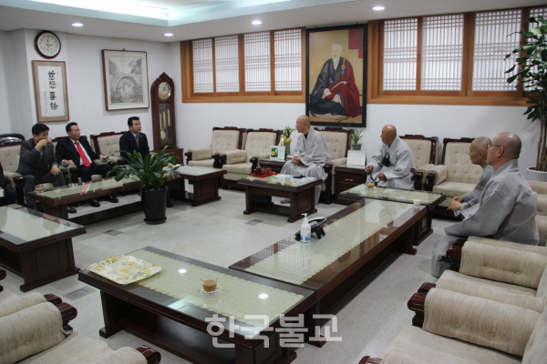 총무원장 호명 스님이 박정 국회의원의 예방을 받고 환담하고 있다.
