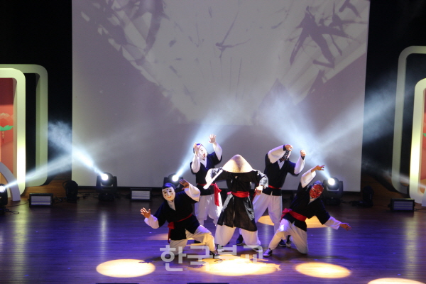 비보이그룹 '에니메이션크루'가 춤을 추는 한 장면.
