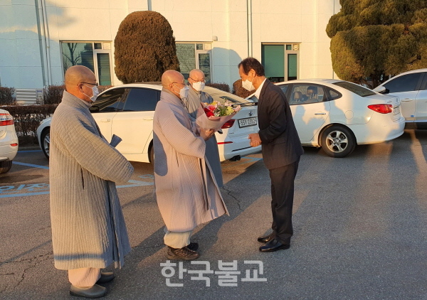 한국불교태고종 강원교구 신임 종무원장 성인 스님이 지난 17일 도청을 방문해 최문순 도지사의 축하 꽃다발을 받고 있다.