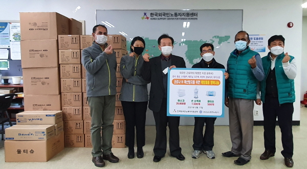 (사)나누며하나되기는 2월 17일 한부모가정·이주노동자·탈북청소년 등을 대상으로 코로나19 예방물품을 지원했다. 나누며하나되기가 외국인노동자지원센터에 마스크 2만 장·손소독제 1,500개·물티슈 500개 등을 지원하며 기념촬영을 하고 있다. 사진제공=나누며하나되기