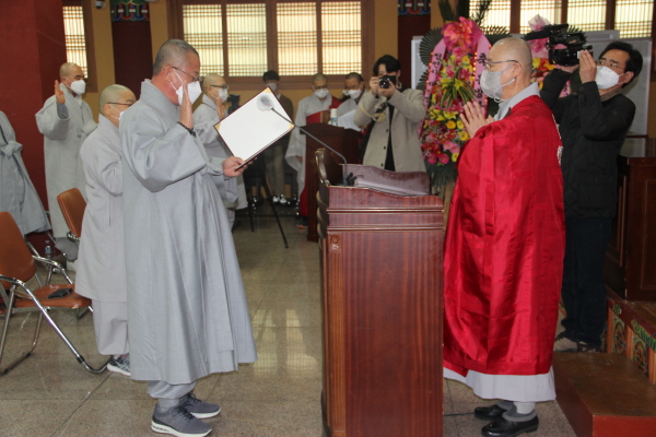 동방대 학장 상진 스님 앞에서 배석환 신입생 대표가 입학선서를 하고 있다.