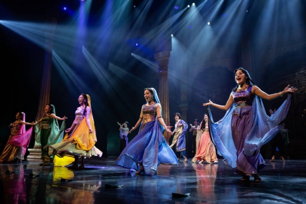 뮤지컬 싯달타는 다채로운 음악과 춤이 관객의 시선을 끈다.