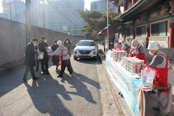 전국비구니회 스님들이 오가는 시민들에게 팥죽을 나눠주고 있다.