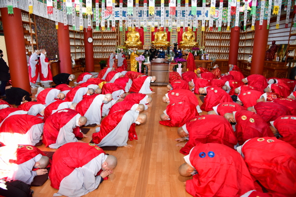 1월 6일 오전 11시 한국불교전통문화전승관 3층 법륜사 대불보전에서 열린 태고종 임인년 신년하례법회 및 종단 시무식에서 참석자들이 서로 세배를 하고 있다.