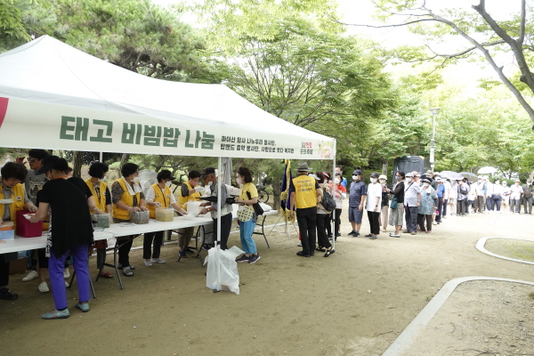 연꽃축제에 참가한 시민들이 한국불교태고종 전북교구종무원이 마련한 비빔밥과 떡볶이 나눔부스에서 음식을 배급받고 있다.