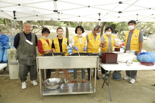 음식만들기에 참여한 봉사단원들이 전북교구종무원장 진성 스님과 함께 기념사진을 찍고 있다.