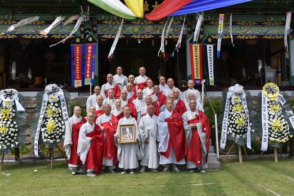 추모법회에 동참한 문도회 스님들이 기념촬영을 하고 있다.