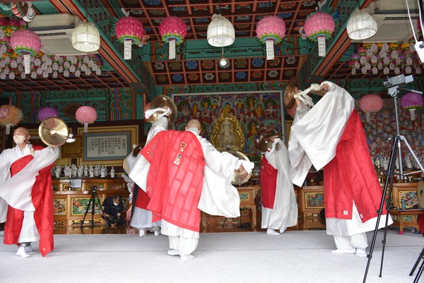 스님들이 바라춤을 추고 있다.