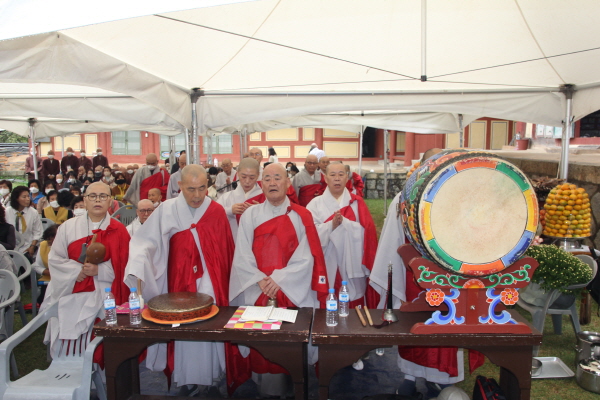광주전남전통불교영산회 스님들이 산신대재에서 영산재 시연을 하고 있다.