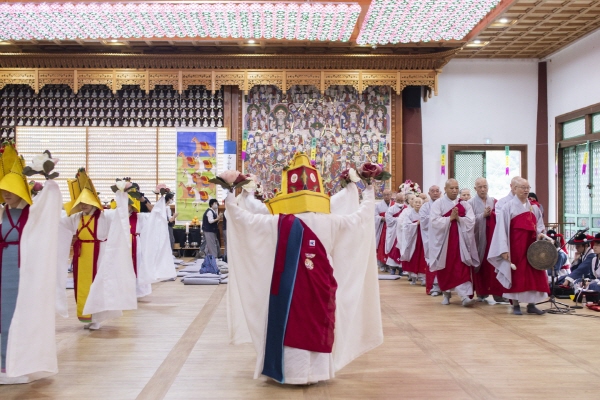 10월 4일 양주 청련사 대적광전에서 열린 생전예수시왕생칠재에서 스님들이 승무를 선보이고 있다.