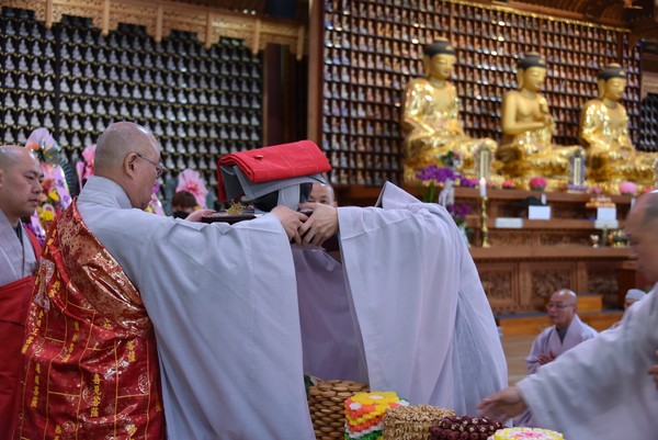 상진 스님(오른쪽)이 수법제자에게 의, 발, 게문, 조패 등을 전수하고 있다.