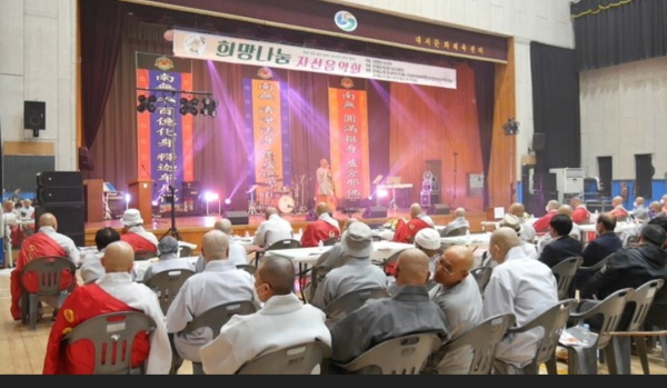 희망나눔 자선음악회가 진행되고 있는 한 장면. 이날 음악회에는 자명 스님과 진성 스님이 특별출연해 즐거움을 더했다.