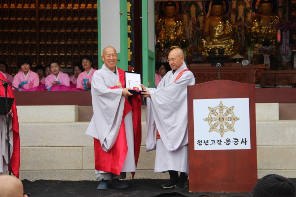 능해 스님이 전임회장 능화 스님에게 공로패를 수여한 후 기념사진을 찍고 있다.