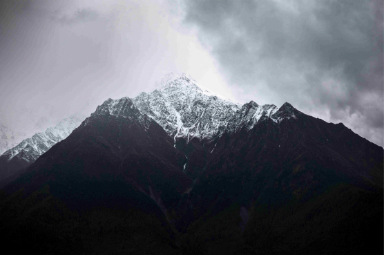 네팔 히말라야 무스탕의 이름 없는 한 거대한 산.