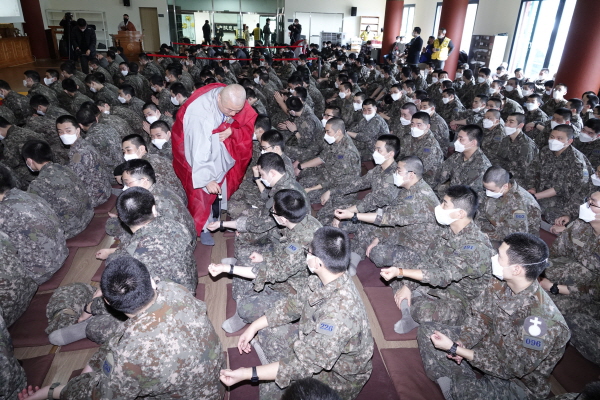 진성 스님이 군장병 수계법회에서 연비를 해주고 있다.