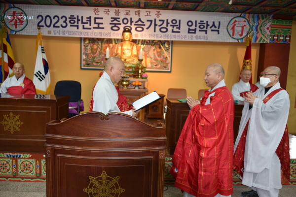 총무원장 호명 스님이 대교과 강주 성천 스님과 사교과 강주 도종 스님에게 각각 임명장을 전달하고 있다.