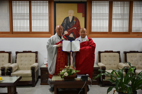 총무원장 호명 스님이 불교문예원 원장 성해 스님에게 임명장 수여 후 기념사진을 찍고 있다.