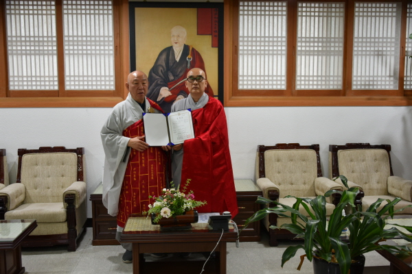 총무원장 호명 스님이 불교문예원 부원장 대원 스님에게 임명장을 수여한 후 기념사진을 찍고 있다.