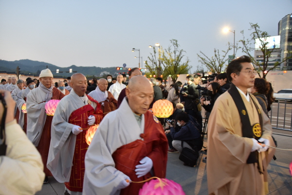 한국불교태고종 총무원장 호명 스님(가운데 홍가사)이 점등식 후 종단협 지도부들과 함께 탑돌이를 하고 있다.