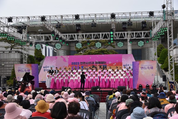 봉축법요식에 앞선 문화공연에서 김기월 단장이 이끄는 인천불교연합합창단이 찬불가를 부르고 있다.