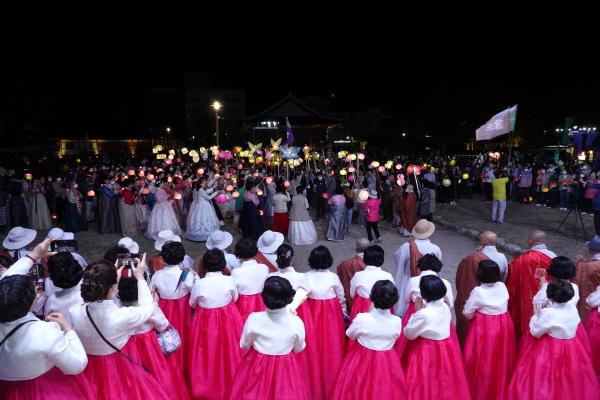 전북봉축위 주관 연등축제에서 참석자들이 장엄물 등 연등을 들고 행사에 참여하고 있다.