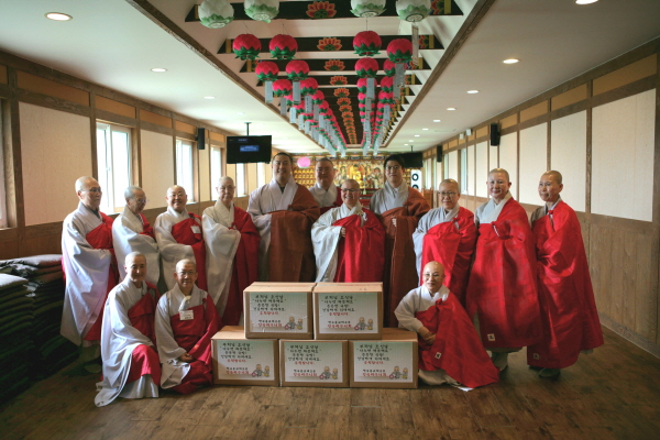 전국비구니회 임원들이 군법당 육칠사를 방문해 부처님오신날 선물을 전달하고 있다.