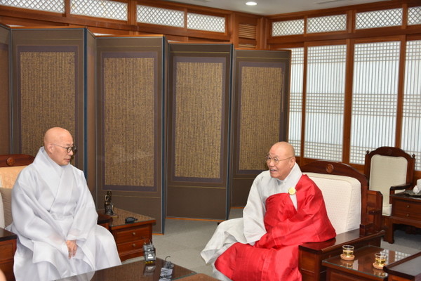 한국불교태고종 총무원장 당선인 상진 스님이 대한불교조계종 총무원장 진우 스님과 환담하고 있다.