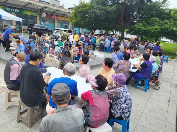 6월 20일 청양 광덕사 참봉사동심원 주최의 무료급식 행사장에 모인 지역 어르신들. (사진=청양 광덕사)