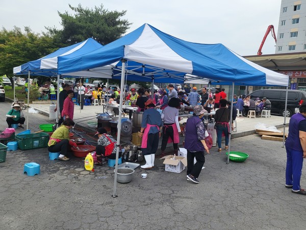 6월 20일 청양 광덕사 참봉사동심원 단원들이 무료급식 행사용 음식을 준비하고 있다. (사진=청양 광덕사)