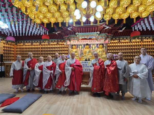 인천교구종무원 주최 수해의연금 모금법회에 동참한 대중 스님들.