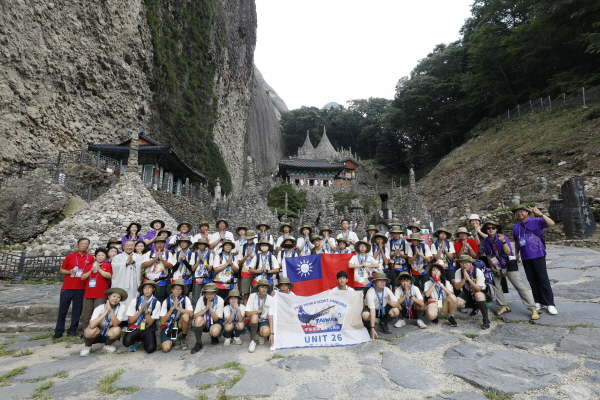 대만 잼버리대회 참가 단원들이 마이산탑사 주지 진성 스님과 함께 기념사진을 찍고 있다.