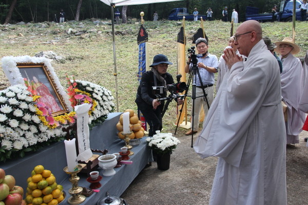 상명 스님의 상좌이자 선암사 주지인 시각 스님이 발인에 앞서 스님의 영정에 헌향하고 있다.