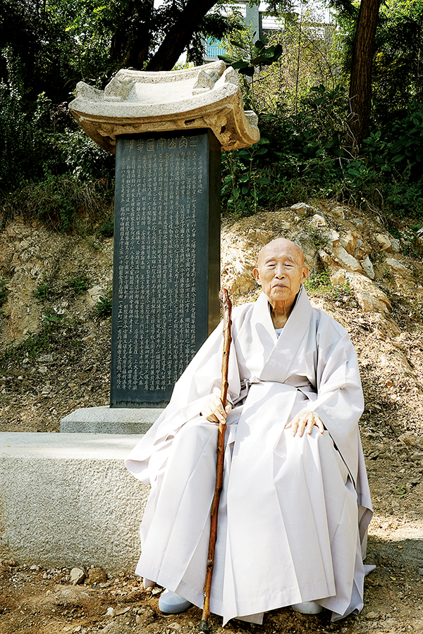 2023년 5월 25일 서울 수국사 경내 월초화상 공덕비 앞에서 찍은 월운 스님의 마지막 사진.