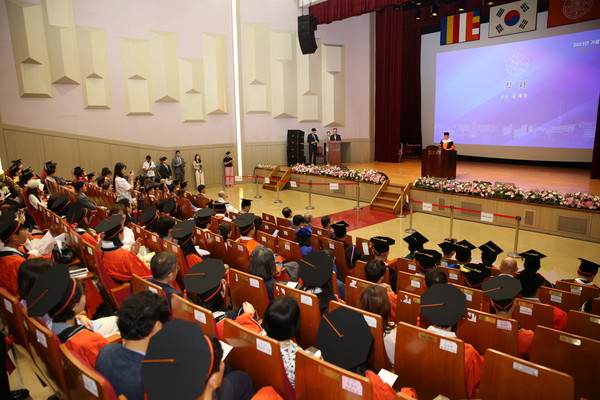 윤재웅 동국대 총장이 학위수여식에서 졸업식사를 하고 있다. (사진=동국대)