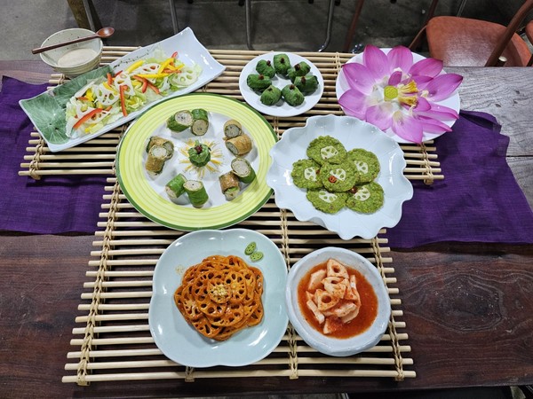 성원 스님이 연을 이용해 만든 각종 연 요리.