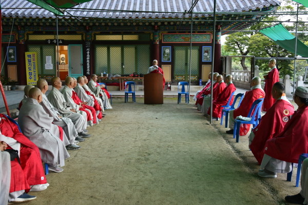 서울남부교구 종무원장 재홍 스님이 참석 대중들을 상대로 인사말을 하고 있다.