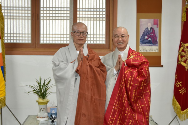 한국불교태고종총무원장 상진 스님(오른쪽)과 한국불교종단협의회 사무처장 탄하 스님이 9월 7일 기념촬영을 하고 있다.