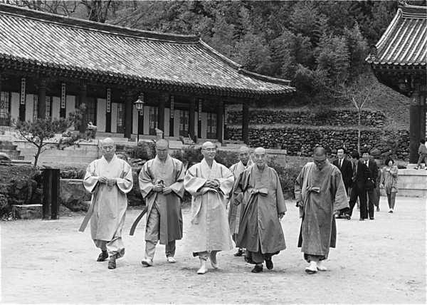 1970년대 녹원 스님(가운데)이 관응 스님(오른쪽에서 두번 째) 등과 직지사 경내를 걷고 있는 모습.