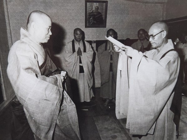 1984년 조계종 종정 성철 스님으로부터 총무원장 임명장을 받고 있는 녹원 스님(오른쪽).